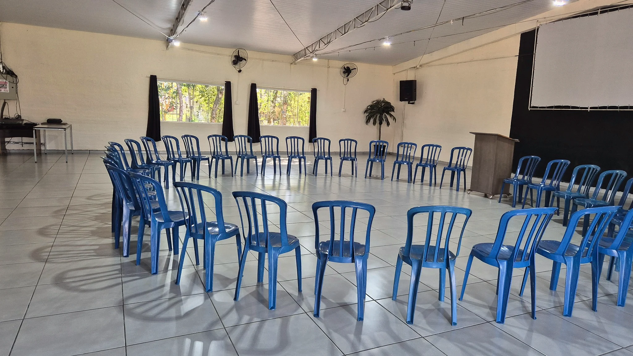 Auditório preparado para treinamento corporativo no Recanto Hanna