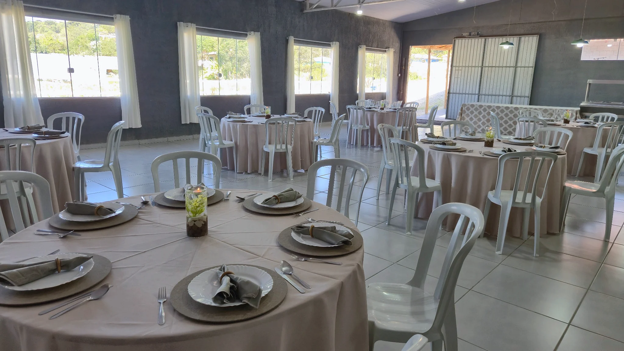 Refeitório com mesas preparadas para eventos no Recanto Hanna