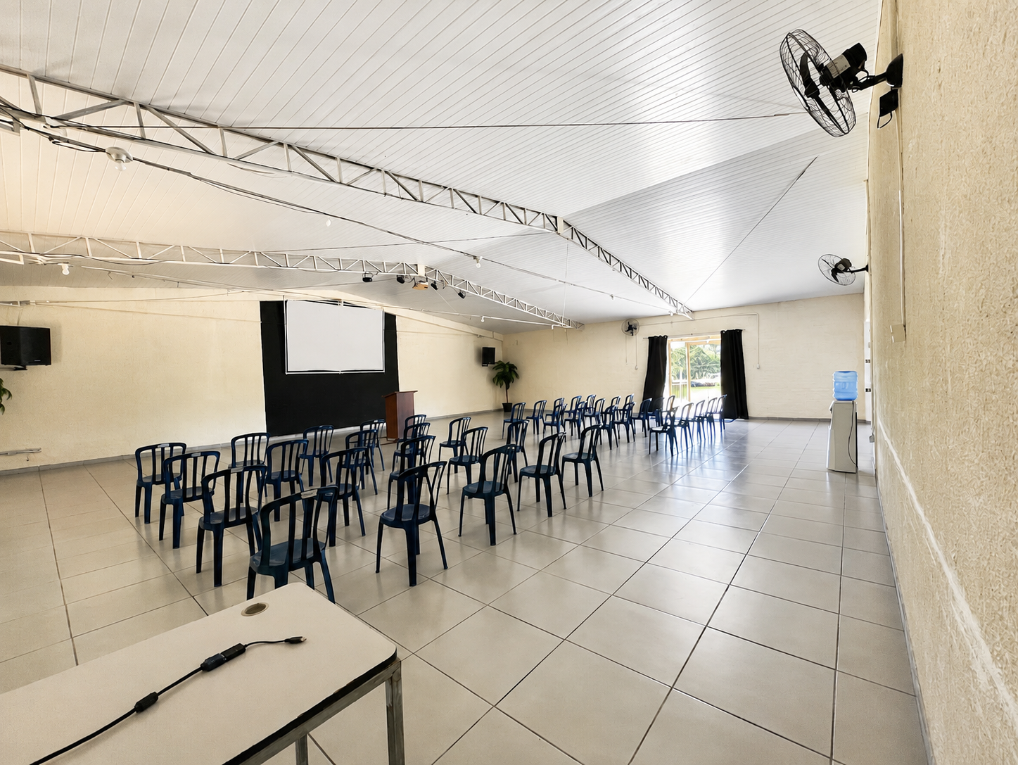 Estrutura de auditório do Recanto Hanna preparada para empresas