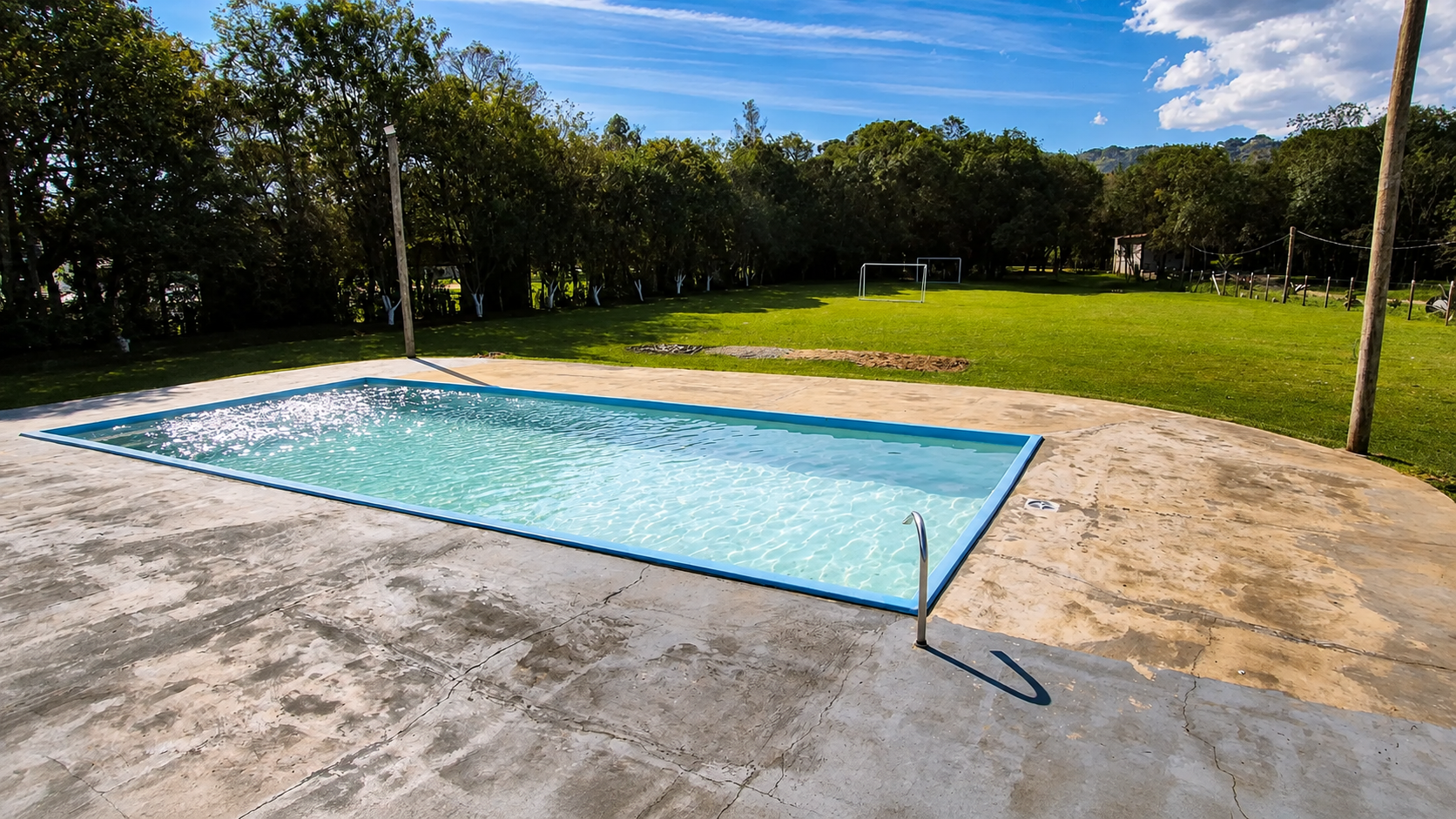 Piscina e áreas externas do Recanto Hanna
